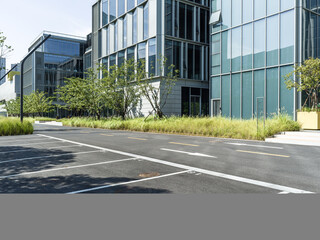 Obraz premium enpty asphalt road with modern office building
