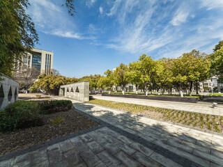 Fototapeta premium Tranquil Urban Oasis: A Scenic View of Nature in the City
