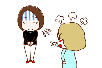 （複数）真っ青になって謝罪する女性とカンカンに怒りながら怒鳴り責める白人女性