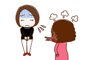 （複数）真っ青になって謝罪する女性とカンカンに怒りながら怒鳴り責めるアフリカ系女性