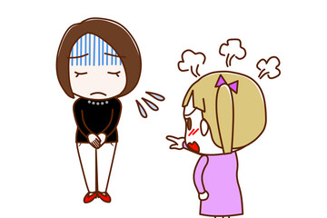 （複数）真っ青になって謝罪する女性とカンカンに怒りながら怒鳴り責める白人少女