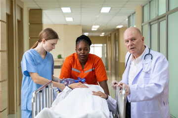 Obraz premium Emergency medical team rushing patient on stretcher