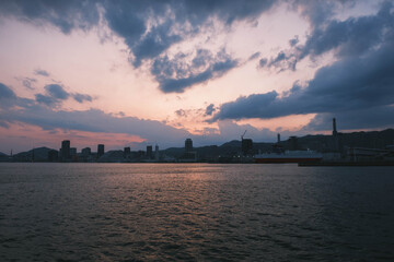 Obraz premium ポートアイランド、美しい夕日の光が港全体を優しく包み込む風景、神戸、日本
