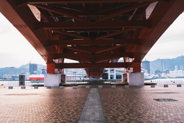 ポートアイランド、真っ赤な大きな橋の下、神戸、日本