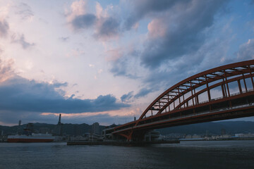 Fototapeta premium ポートアイランド、美しい夕日の光が港全体を優しく包み込む風景、神戸、日本