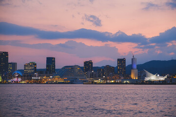 Obraz premium ポートアイランド、美しい夕日の光が港全体を優しく包み込む風景、神戸、日本