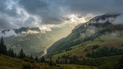 Naklejka premium Overcast Scenic Mountain View