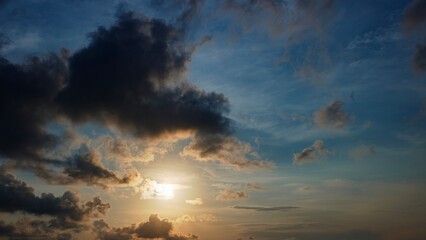 Naklejka premium Dramatic Sunset Sky with Clouds