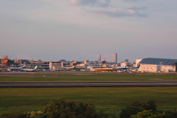 伊丹スカイパーク、夕暮れ時の空港を運行するかっこいい飛行機の姿、大阪、日本