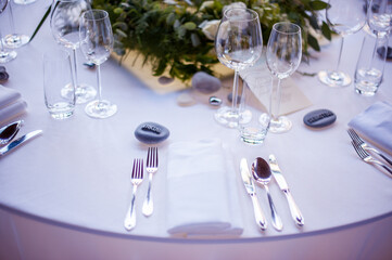 Gedeckter festlicher Tisch zur Hochzeit