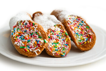 Cannoli, dolce siciliano ripieno di ricotta, cibo italiano 