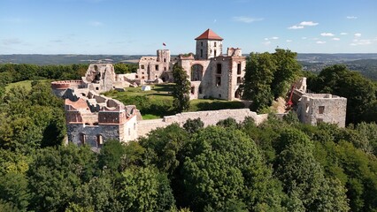 Zamek Tenczyn – leżący na Jurze Krakowsko-Częstochowskiej, włączonego w XIV wieku do kazimierzowskiego systemu Orlich Gniazd, we wsi Rudno, Małopolska, Polska, Europa,