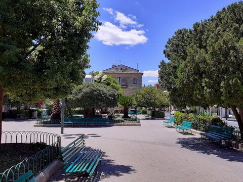 Una piazza alberata, cielo azzurro, nel borgo di Leonforte (EN).
