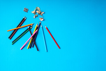 crayons de couleur sur fond bleu