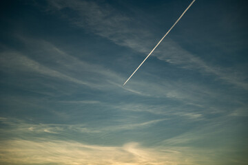 cielo azzurro leggermente nuvoloso, di pomeriggio