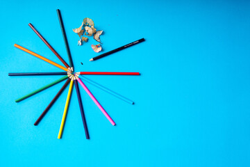 crayons de couleur sur fond bleu