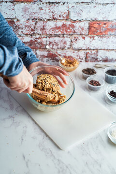 Oats energy bars preperation.