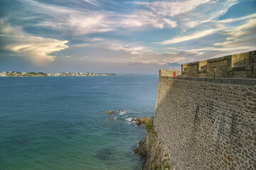 Naklejka premium Saint-Malo, beautiful city in Brittany, view of the sea in summer from the ramparts 
