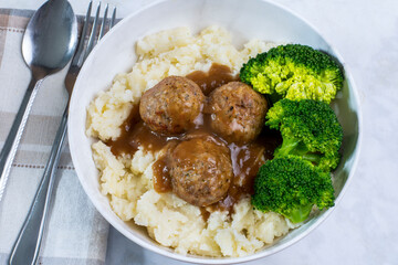 meat balls with  mashed potatoes  and broccoli
