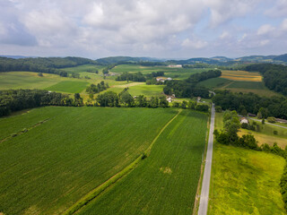 Obraz premium Aerial landscape of farmland in the Appalachian mountains in rural Herndon Central Pennsylvania
