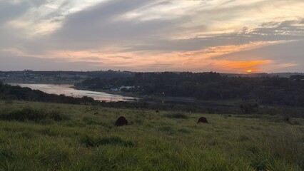 Obraz premium Um pôr-do-sol na represa de Jurumirim, em Avaré, estado de São Paulo, Brasil.