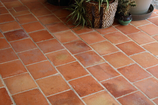 Dallage carrelage en terre cuite, tomette ancienne
