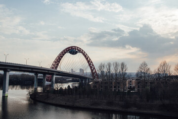 Obraz premium Red bridge over the river. Zhivopisny Bridge, Moscow, Russia.