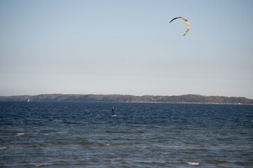 Kite Surfer am Strand an der Ostsee 5