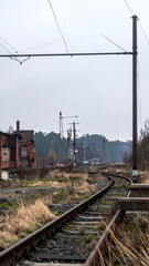 Obraz premium Abandoned railway tracks through industrial landscape