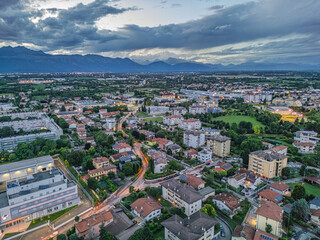 Fototapeta premium Vista aérea da cidade de Pordenone, Itália em uma noite de verão com seus prédios, casas e comércio.