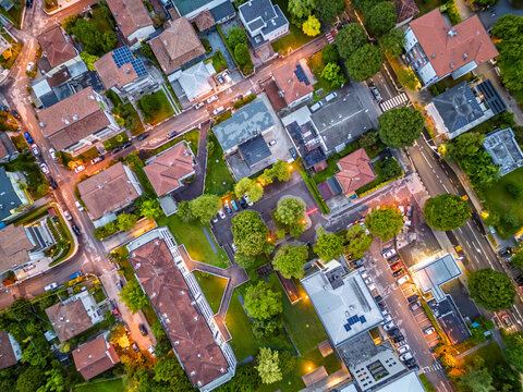 Vista a&eacute;rea da cidade de Pordenone, It&aacute;lia em uma noite de ver&atilde;o com seus pr&eacute;dios, casas e com&eacute;rcio.