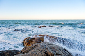Oceano atlântico banhando rochas