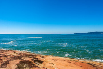 Oceano atlântico banhando rochas no Brasil