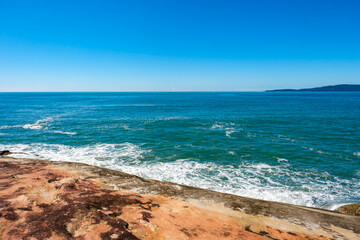 Oceano atlântico banhando rochas no Brasil