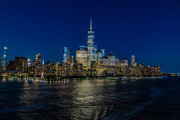 Obraz premium A view at night towards the illuminated cityscape off lower Manhattan, New York, in the fall