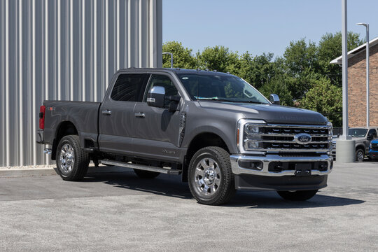 Ford F-250 Super Duty SRW 4X4 Crew Cab display. Ford offers the F250 with a 6.7L Power Stroke Diesel V8 engine. MY:2025