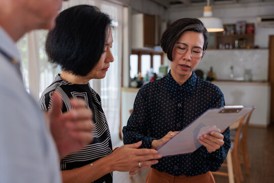 Agent explains terms in contract with clients