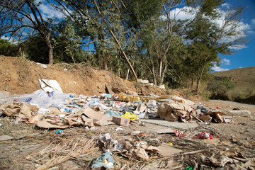 Grande acumula&ccedil;&atilde;o de lixo, entulho e m&oacute;veis abandonados em terrenos baldios, ilustrando com impacto visual o problema da polui&ccedil;&atilde;o ambiental, degrada&ccedil;&atilde;o urbana e os riscos &agrave; sa&uacute;de p&uacute;blica.