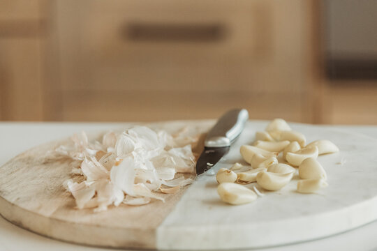 A cutting board with garlic