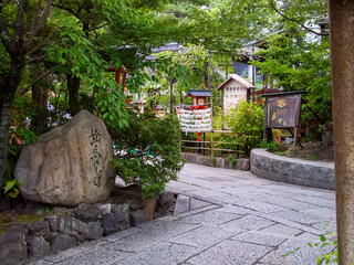 縁切りの願いが叶う京都の東山区にある安井金比羅宮の境内
