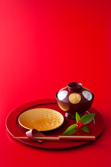 【お正月の和食器】新年をお祝いするお正月。おせち料理を盛付ける和食器と雑煮碗。千両を添え縁起良く。