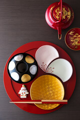 【お正月の和食器】新年をお祝いするお正月のイメージ。金の丸、銀の丸が美しい朱色の雑煮碗と祝箸。