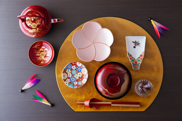 【お正月の和食器】新年をお祝いするお正月のイメージ。鶴の絵柄が美しい朱色の雑煮碗。艶やかな小皿と祝箸。 © FOODPHOTO