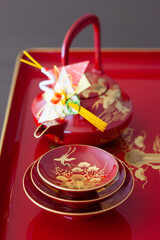 【お正月の和食器】新年をお祝いするお正月のイメージ。鶴の絵柄が美しい朱色の屠蘇器。盃と銚子。