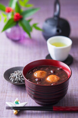 【おしるこ】甘く煮た小豆汁に焼餅を入れて楽しむお汁粉。お餅は1月11日「鏡開きの日」に食べる習慣があります。