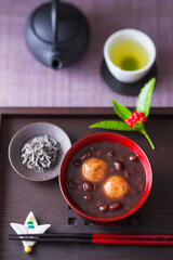 【おしるこ】甘く煮た小豆汁に焼餅を入れて楽しむお汁粉。お餅は1月11日「鏡開きの日」に食べる習慣があります。