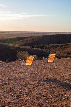 2 empty chairs waiting for sunset at Mundi Mundi Lookout