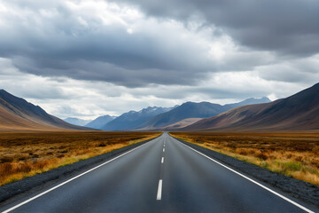 Naklejka premium Asphaltstraße durch weite Bergtäler unter dramatischem Himmel