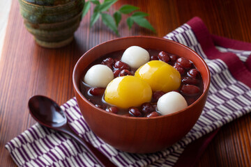 【栗ぜんざい】甘く煮た小豆汁に栗の甘露煮と白玉を入れて楽しむ栗ぜんざい。