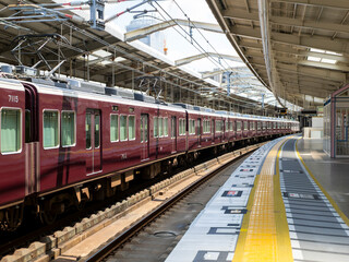 阪急電鉄　川西能勢口駅に停車する大阪梅田行き普通電車